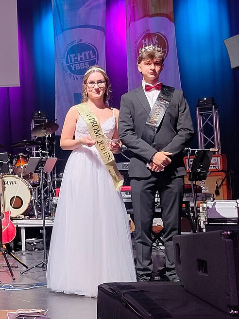 Prom-Königin mit Band und Krone und Prom-König mit Band und Krone auf Bühne