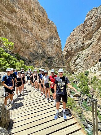 Wandergruppe auf dem Caminito del Rey in Ardales, Málaga, Spanien