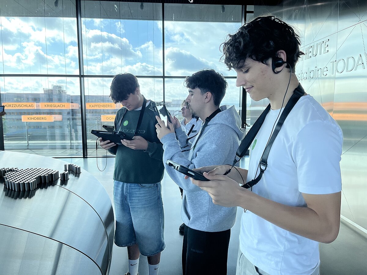 Jugendliche mit Tablets in der voestalpine Stahlwelt in Linz