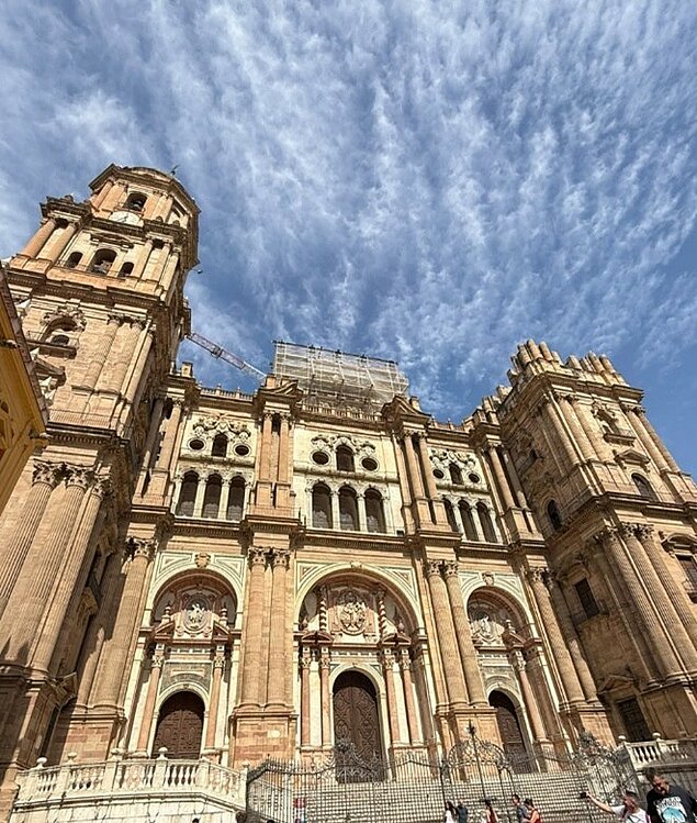 Kathedrale von Málaga mit Turm und Himmelsblick, Spanien