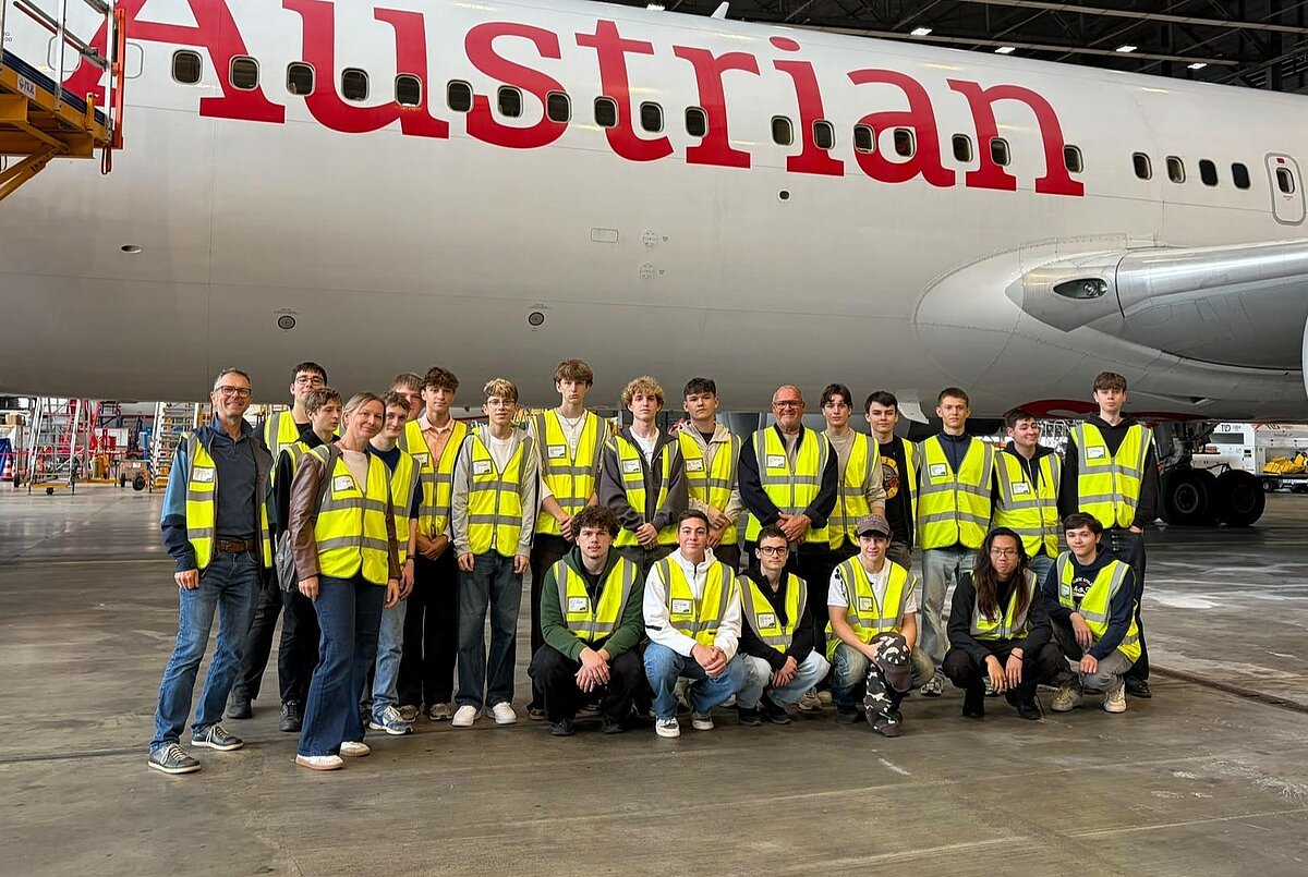 Austrian Airlines Flugzeug mit Auszubildenden und Lehrpersonal in Wien