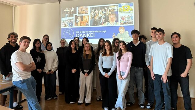 DebattenSchmiede bedankt sich bei Schülern und Betreuern in einem Klassenzimmer